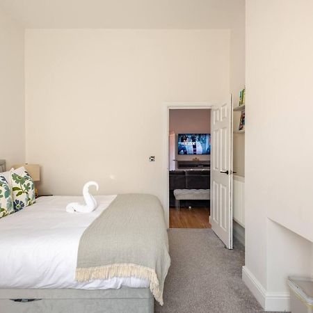 Stylish Flat In Central Location With Free Parking Swindon Ngoại thất bức ảnh