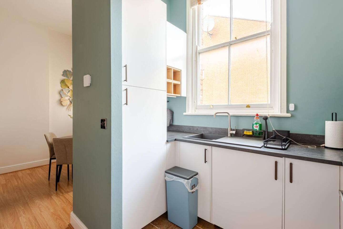 Stylish Flat In Central Location With Free Parking Swindon Ngoại thất bức ảnh