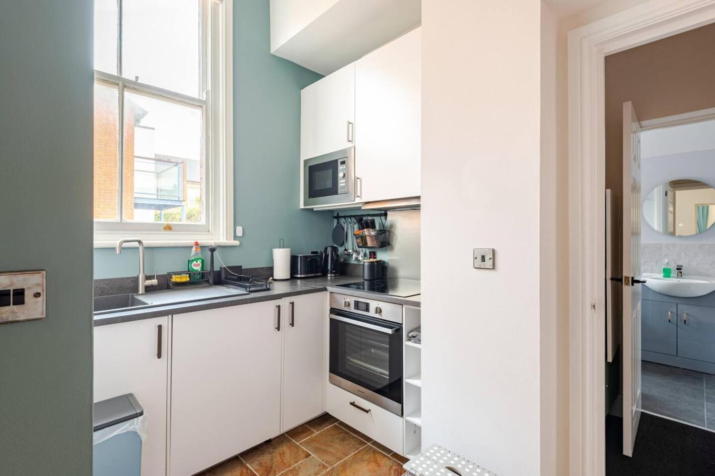 Stylish Flat In Central Location With Free Parking Swindon Ngoại thất bức ảnh