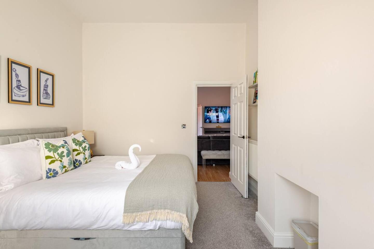 Stylish Flat In Central Location With Free Parking Swindon Ngoại thất bức ảnh