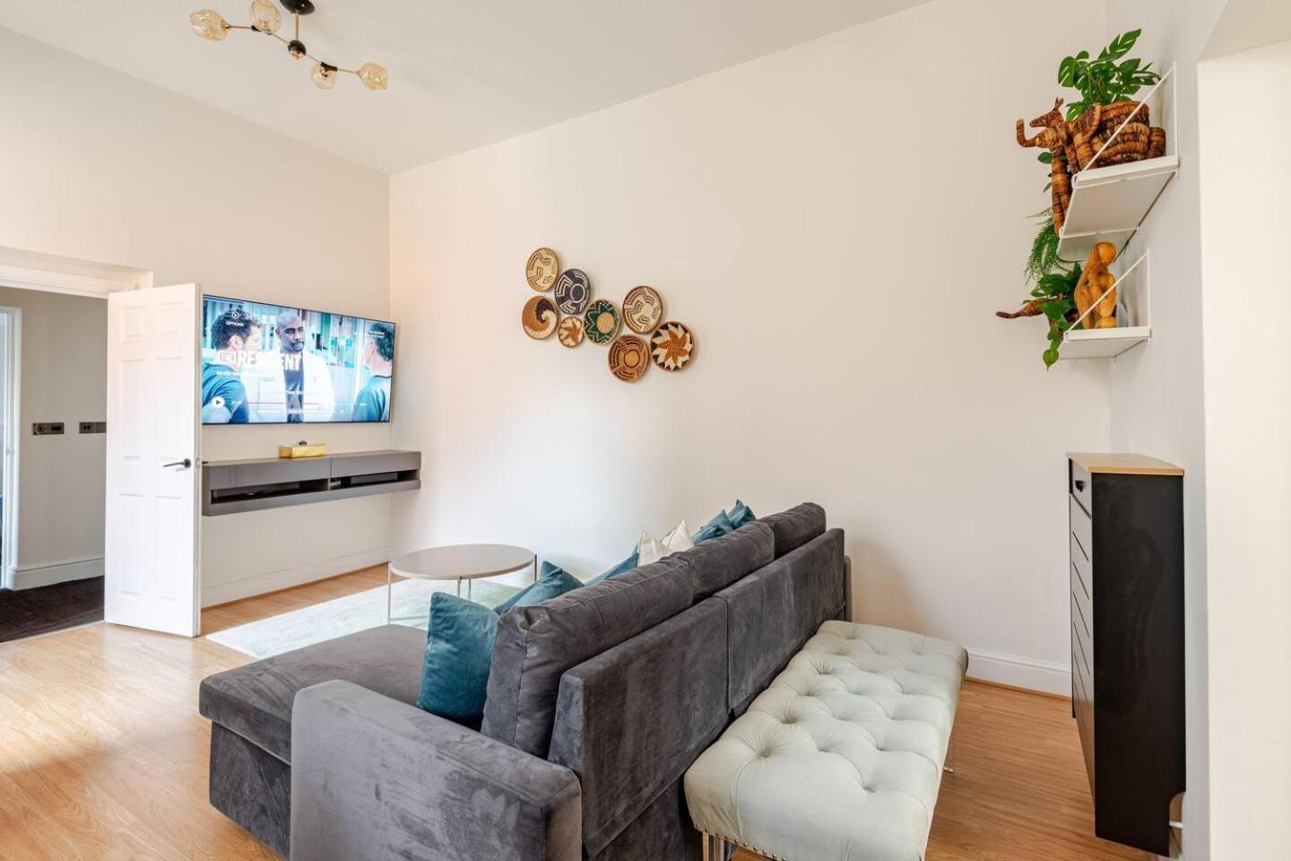 Stylish Flat In Central Location With Free Parking Swindon Ngoại thất bức ảnh