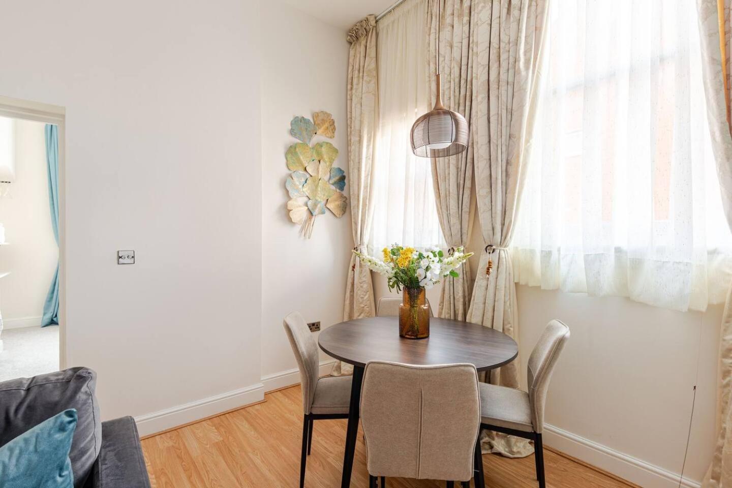Stylish Flat In Central Location With Free Parking Swindon Ngoại thất bức ảnh