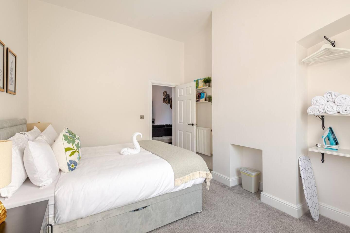 Stylish Flat In Central Location With Free Parking Swindon Ngoại thất bức ảnh