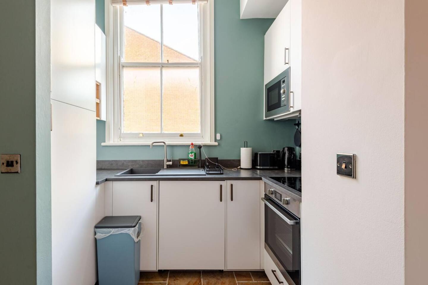 Stylish Flat In Central Location With Free Parking Swindon Ngoại thất bức ảnh
