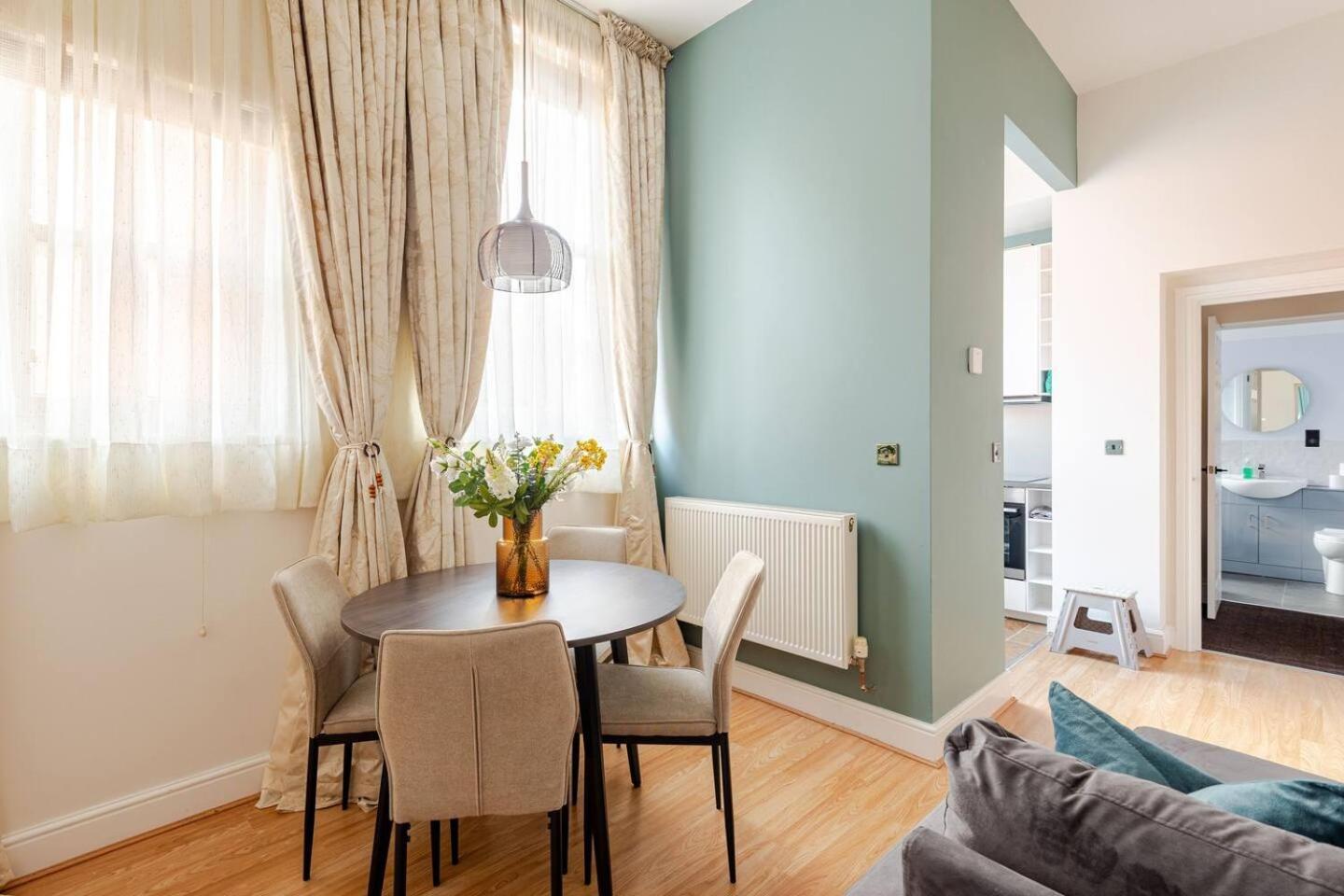 Stylish Flat In Central Location With Free Parking Swindon Ngoại thất bức ảnh